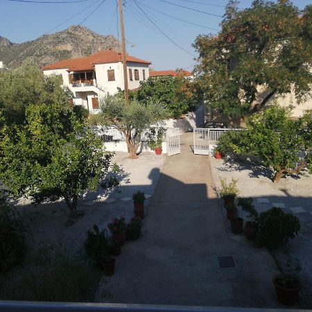 Sunny Cozy House With Grand Courtyard Apartman Leonídio Kültér fotó